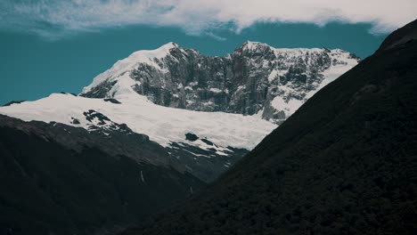 Vista-De-La-Montaña-Cerca-Del-Lago-Argentino,-Glaciares-En-La-Patagonia---Disparo-De-Drones