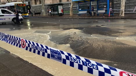 Chaos-Auf-Den-Straßen-Von-Brisbane,-Als-Große-Unterirdische-Wasserleitung-Explodiert-Und-Dadurch-Massive-Störungen-Im-öffentlichen-Verkehr-Und-Der-öffentlichen-Sicherheit-Verursacht