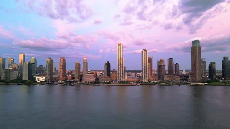 Long-Island-City-Bietet-Atemberaubende-Ausblicke,-Manhattan-Skyline-über-East-River