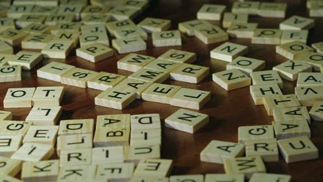 Scrabble-Steine-Bilden-Kreuzworträtsel-Auf-Dem-Tisch,-Wörter-Israel,-Hamas-Und-Krieg