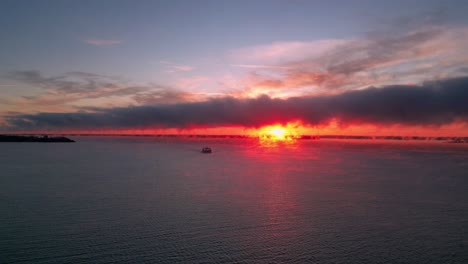 Scharlachrote-Gelassenheit:-Sonnenaufgang-Am-Roten-Himmel-über-Dem-Ontariosee