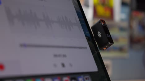 DJI-Mic-2-Wird-über-Den-USB-C-Anschluss-An-Ein-Digitales-Tablet-Angeschlossen,-Um-Audiodateien-Zu-übertragen