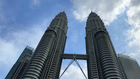 Torres-Gemelas-Petronas-Cielo-Despejado,-Edificio-Inmobiliario-Kuala-Lumpur-Malasia