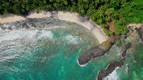 Vogelperspektive-Auf-Die-Herrliche-Küste-Von-São-Tomé-Mit-Palmen-Und-Türkisfarbenem-Meer-Mit-Brechenden-Wellen,-Afrika