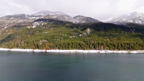 Scenic-forward-shot-of-Lake-Kachess-with-snow-and-evergreen-forest-in-Washington-State