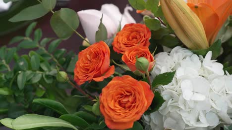 Ein-Strauß-Orangefarbener-Rosen-Mit-Grünen-Blättern
