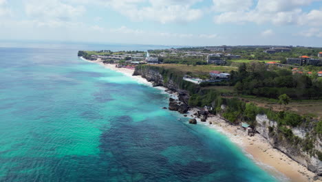 Tramo-Perfecto-De-La-Costa-De-Uluwatu-En-Bali-Mientras-Un-Dron-Hace-Curvas