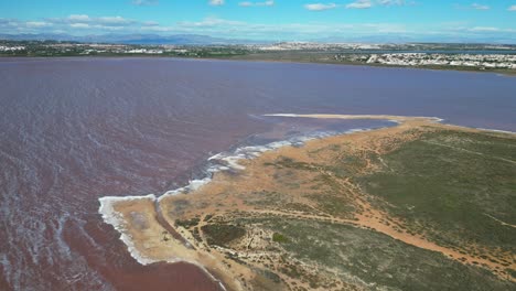 Lila-rosa-Salzwassersee-Torrevieja-In-Alicante,-Costa-Blanca,-Spanien---Luftaufnahme-4K