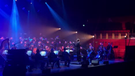 Professionelles-Orchester-Spielt-Klassisches-Konzert-Auf-Der-Bühne