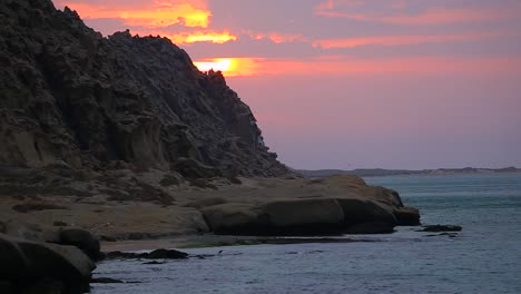 Winderosion-Felsklippe-Am-Strand-Am-Meer-Die-Wunderbare-Landschaft-Des-Meeres-Abenteuerreise-Zum-Genießen-Des-Ruhigen-Strandes-Küstencamping-Unterkunft-Im-Tropischen-Resort-Der-Golfhafen-Natur-Wassersport