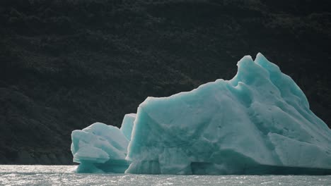 Iceberg-On-Argentino-Lake,-Patagonia,-Argentina---Wide-Shot