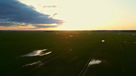 Vista-Panorámica-De-Campos-Y-Humedales-Durante-El-Atardecer