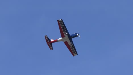 Super-Ardilla-Monomotor-Volando-En-El-Espectáculo-Aéreo-Pista-De-Fondo-De-Cielo-Azul