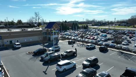 Carmax-Minorista-De-Autos-Usados-Con-Vendedor-Y-Clientes-En-Un-Estacionamiento-Lleno-De-Autos-A-La-Venta