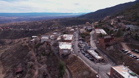 Jerome-Az-Usa,-Vista-Aérea-De-Los-Edificios-De-La-Ladera-Y-Las-Calles-Del-Antiguo-Pueblo-Minero