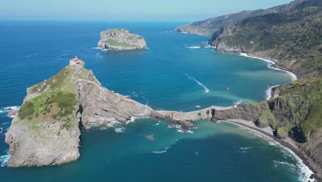 Insel-Castelugatxe-Im-Golf-Von-Biskaya,-Baskenland,-Nordspanien---Luftaufnahme-4k