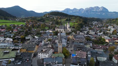 Pueblo-Popular-De-Deportes-De-Invierno-De-Kirchberg-En-Tirol,-Austria---Antena-4k