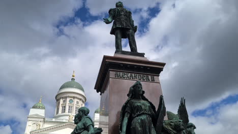 Catedral-De-Helsinki-Y-Estatua-De-Alejandro-Ii-En-Un-Día-Soleado,-Finlandia,-Vista-Reveladora