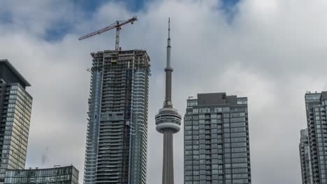 Movimiento-De-Grúas-Y-Nubes-Por-La-Torre-Cn,-Lapso-De-Tiempo-De-Toronto