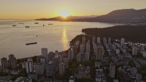 Vancouver,-BC,-Kanada,-Luftaufnahme,-V61,-Filmischer-Drohnenüberflug-über-Das-Westende-In-Richtung-English-Bay-Beach,-Aufnahme-Der-Sonnenuntergangslandschaft-Mit-Leuchtendem-Sonnenuntergang-Am-Horizont-–-Aufgenommen-Mit-Mavic-3-Pro-Cine-–-Juli-2023