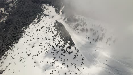 Majestätische-Piatra-Craiului-Berge-Unter-Einem-Klaren-Blauen-Himmel,-Mit-Schroffen-Gipfeln-Und-üppigen-Tälern