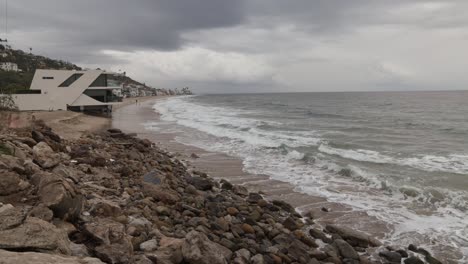 Time-lapse-video-of-the-Pacific-Ocean-on-a-cloudy-day-with-waves-moving