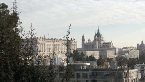 Madrid,-La-Catedral-De-La-Almudena-Y-El-Horizonte-Del-Palacio-Real-Durante-El-Día
