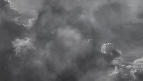 Dicke-Cumulonimbuswolken-Und-Blitze