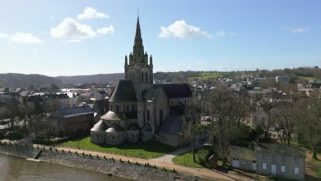 Basilica-of-Notre-Dame-d'Avesnières,-Laval-in-France