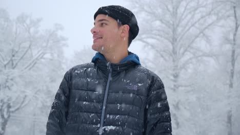 Porträt-Eines-Lächelnden-Erwachsenen-Mannes-In-Winterkleidung-Mitten-In-Einem-Schneesturm