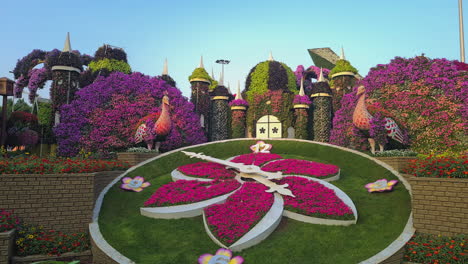 Dubai-Miracle-Gardens,-Farbenfrohe-Blumenmotive-Und-Skulpturen,-Touristenattraktion-Der-Vereinigten-Arabischen-Emirate