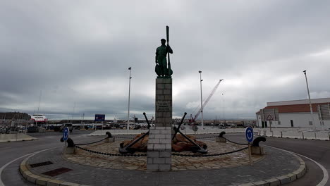 Aufnahme-Eines-Leeren-Kreisverkehrs-Mit-Einer-Fischerstatue-In-Tarifa