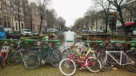 Massen-Von-Fahrrädern-Aufgereiht-Gegenüber-Dem-Amsterdamer-Kanal