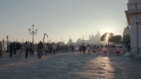 Morgendämmerung-über-Venedig:-Sonnenlicht-Und-Silhouetten-Von-Touristen