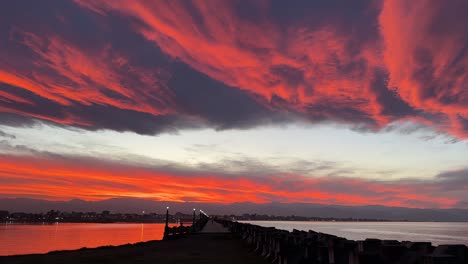 Rosa-Rot-Orange-Blau-Bunter-Himmel-Im-Sonnenuntergang-Abend-Panoramablick-Auf-Meer-Strandlandschaft-Wundervolle-Wolken-Erstaunliche-Stadtlandschaft-Malerische-Sonnenreflexion-Auf-Wolken-Der-Gehweg-Promenade-Anzali-Iran