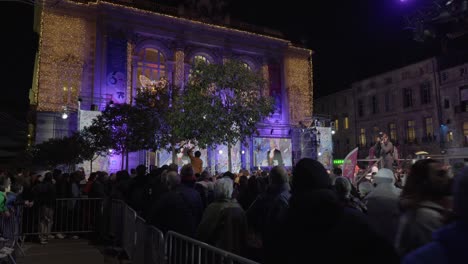 Aufschlussreiche-Aufnahme-Des-Bürgermeisters-Von-Montpellier-Bei-Der-Ankündigung-Kostenloser-öffentlicher-Verkehrsmittel