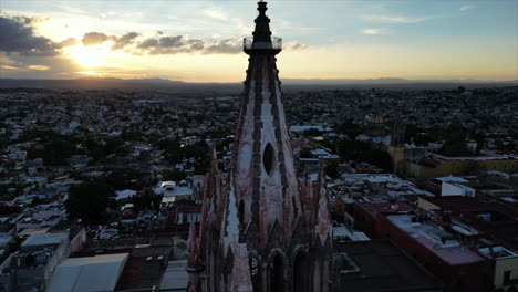 Nahaufnahme-über-Dem-Höchsten-Punkt-Einer-Traditionellen-Kirche-In-San-Miguel-De-Allende,-Mexiko