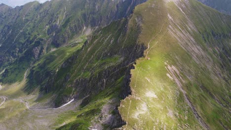 Sonnenaufgang-über-Dem-Rand-Von-Portita-Vistei-Im-Fagaras-Gebirge,-Der-Einen-Warmen-Schein-Auf-Die-Schroffen-Gipfel-Wirft,-Heiter-Und-Majestätisch