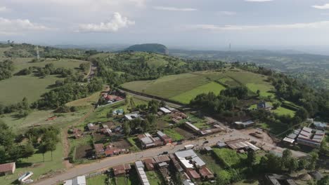 Toma-De-Drones-De-Granjas-Verdes-Y-Paisajes-Que-Muestran-El-Valle-Del-Rift-En-El-Condado-De-West-Pokot,-Kenia