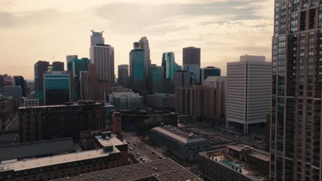 Toma-Aérea-De-Drones-Del-Horizonte-De-Minneapolis-Iluminado-Por-El-Sol-Durante-La-Hora-Dorada