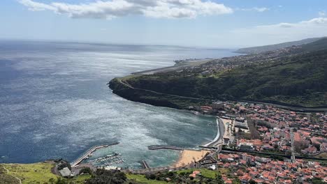 Ein-Flugzeugstart-Vom-Flughafen-Madeira-Aus-Der-Ferne-Gesehen