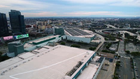 Drohnenaufnahme-Des-Los-Angeles-Convention-Center-Und-Des-Verkehrs-Auf-Der-CA-110-California-State-Und-Der-I-10-Interstate-Route-Highway-USA