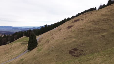 Luftaufnahme-Eines-Drohnenflugs-Vorbei-Am-Gipfelkreuz-In-Der-Berglandschaft-An-Einem-Bewölkten-Tag-In-Österreich