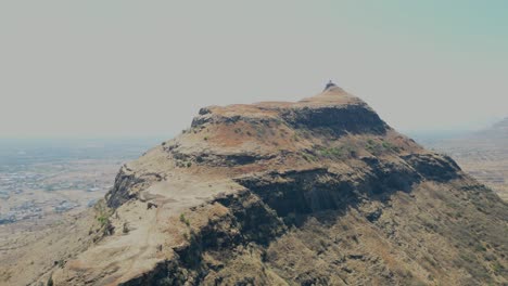 Hügel-180d-Drohnenansicht-In-Der-Nähe-Von-Mumbai-Zum-Agra-National-Highway-In-Maharashtra-Kalsubai-Peak-Chandwad-Fort