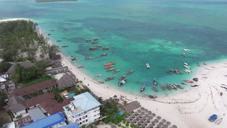 Vista-Superior-De-Los-Barcos-De-Pesca-En-La-Costa-Del-Mar-Tropical-Con-Playa-De-Arena