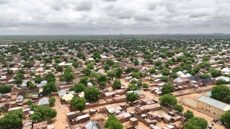 Luftaufnahme-Einer-Nigerianischen-Stadt-Nahe-Der-Nigerianischen-Grenze-Mit-Einer-Statischen-Drohne