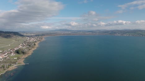 Aérea-De-Un-Lago-Rodeado-De-Casas-Y-Pueblos