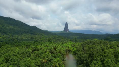 Flug-über-Den-Fluss-Caué,-Umgeben-Von-Grünem-Wald,-In-Richtung-Des-Gipfels-Cão-Grande,-Einer-Erhebung-Vulkanischen-Ursprungs