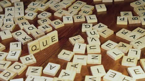 Fichas-De-Scrabble-Utilizadas-Para-Formar-Palabra-Reina-En-El-Juego-Sobre-La-Mesa