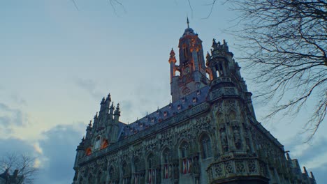 Traditionelles-Europäisches,-Holländisches-Gebäude-Im-Stil-Einer-Kathedrale,-Einer-Kapelle-Und-Einer-Burg-In-Den-Niederlanden-Mit-Authentischem-Kunstdesign-Und-Besichtigungsrundgang
